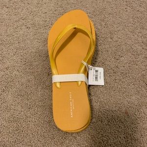 NWT AMERICAN EAGLE YELLOW FLIP-FLOPS